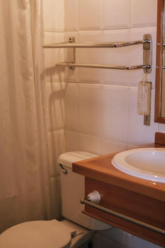 Bathroom 4, Hotel Germania, Llanquihue