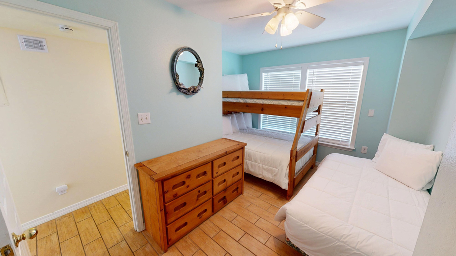 Room 2, Canal Breeze Cottage 4 Bedroom Home, Okaloosa