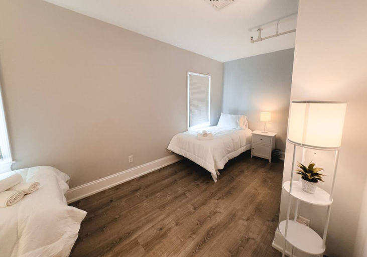 Room 2, Water Access 5-bed 2-bath Retreat, Barnstable