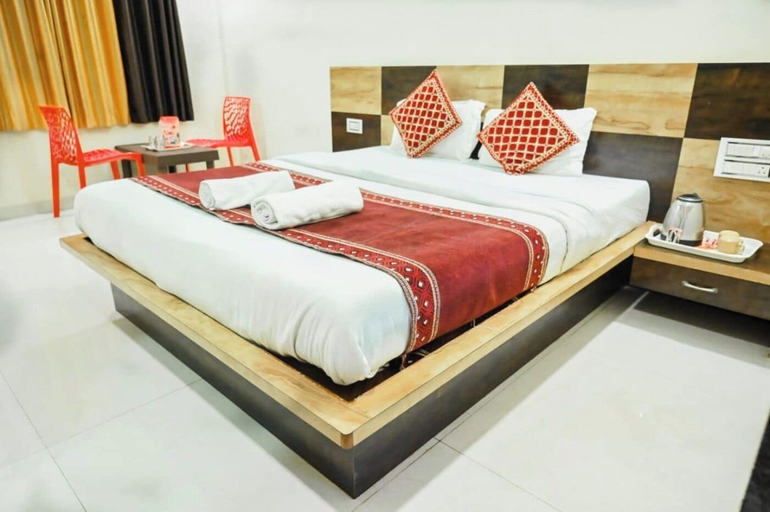 Room 4, Hotel JV Garden, Satara