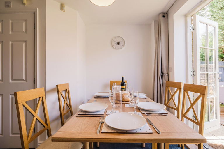 In-room dining 4, Charming 2 Bedroom Home in the Cotswolds, Gloucestershire