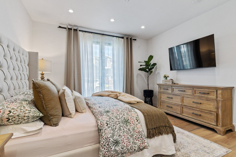 Room 5, Ocean Whispers 4 Bedroom Home, San Mateo
