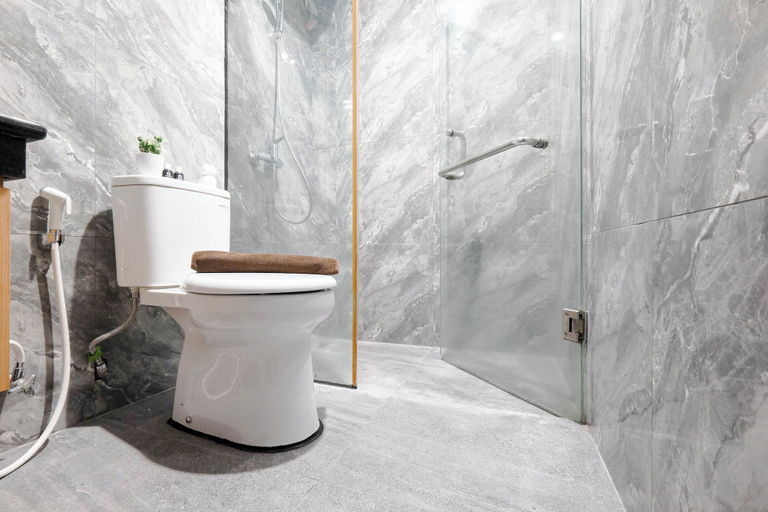 Bathroom 4, Modern Minimalist 1Br Apartment At Cervino Village Casablanca, Jakarta Selatan