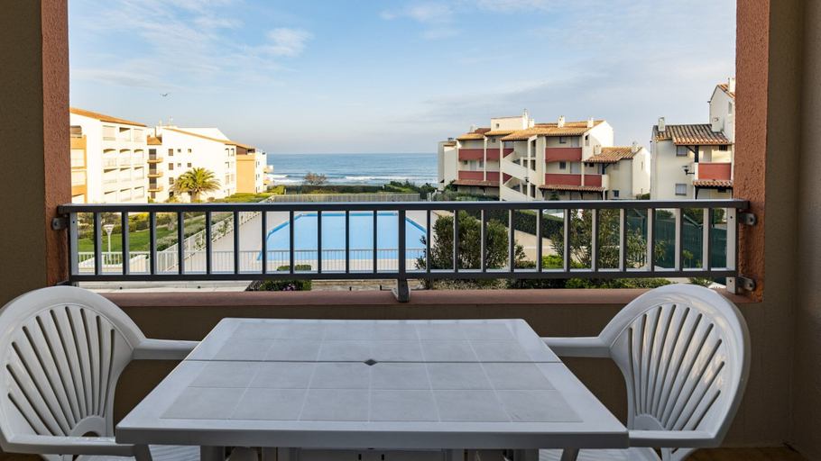 Outdoor dining 2, Seaside Aparatment in Agde, Hérault