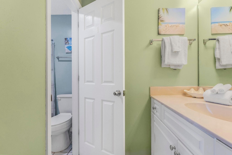 Bathroom 3, Tradewinds 001, Baldwin