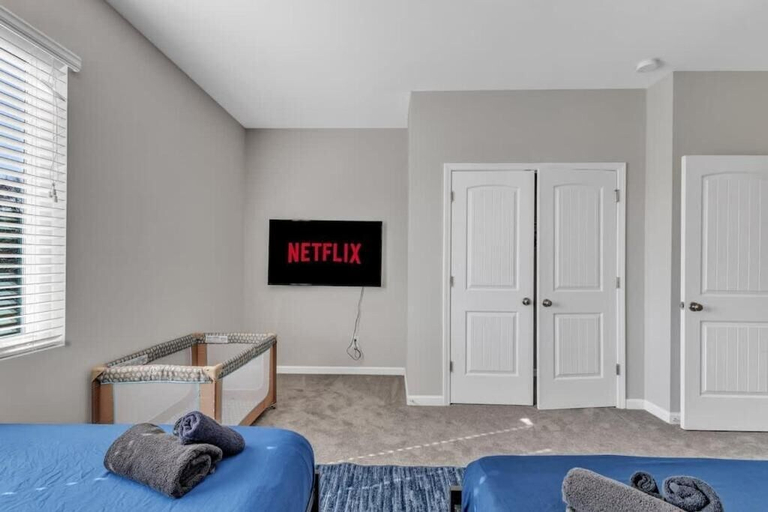 Room 2, Upscale King 3BR Townhouse Mins Downtown, Wake