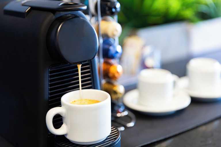 Coffee and/or coffee maker, Modern, fully equipped, and well-lit with AC and gym, São Paulo