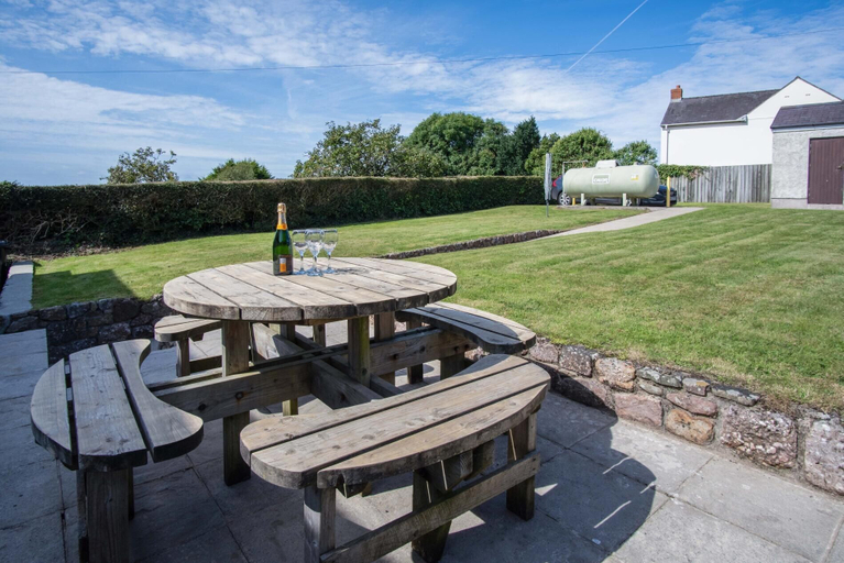 Others 5, The Cross - 4 Bedroom Cottage - Llangennith, Swansea