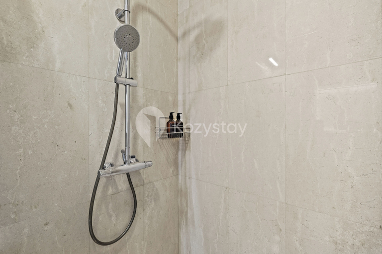 Bathroom 3, Osvia by Kozystay - Sudirman, Central Jakarta