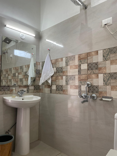 Bathroom 4, Destination Bir, Kangra
