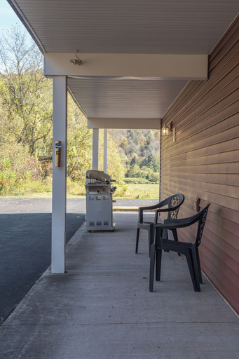 BBQ/picnic area 4, Inn at Octagon Acres, Delaware