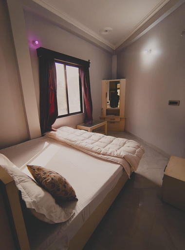 Room 3, Hotel Ramarsh Palace, Faizabad