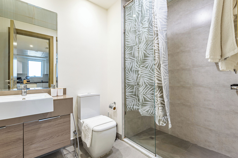 Bathroom 2, Superhost Stylish 1BR in Bloom Tower, Dubai