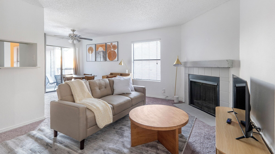Living area 2, Landing Apartments - Austin near Windsor Park, Travis