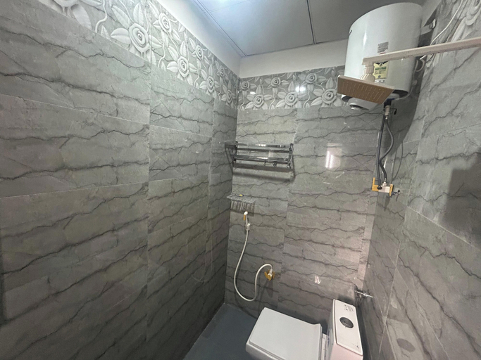 Bathroom 3, RC Stays, Gautam Buddha Nagar