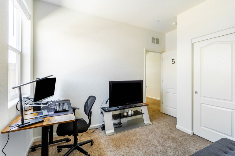 Room 5, 5BR Home Hard Rock Casino & Beale AFB Area, Yuba