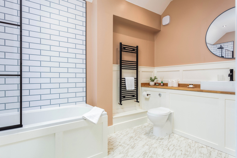 Bathroom, Weaver Suite, South Ayrshire