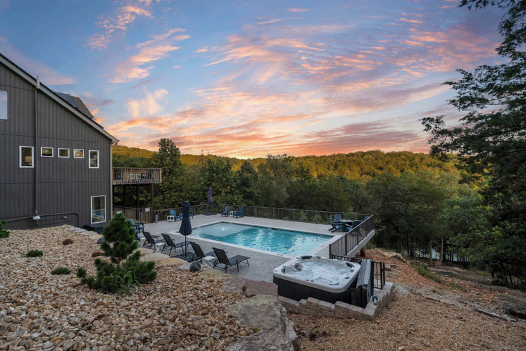 Sport & Beauty 5, Van Kirk Cove 6 BDR Stunner!, Stone