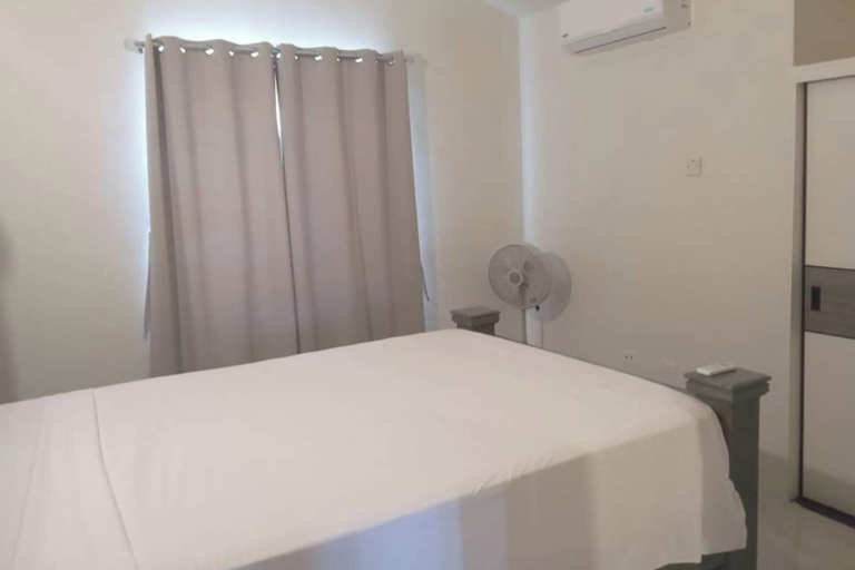 Room 5, Beach-view 2 Bed Apartment Sleeps 4 - Free Parking