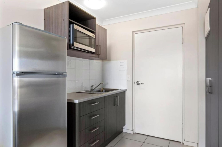 Private kitchen, Discovery Parks Blackwater Central Motel, Duaringa