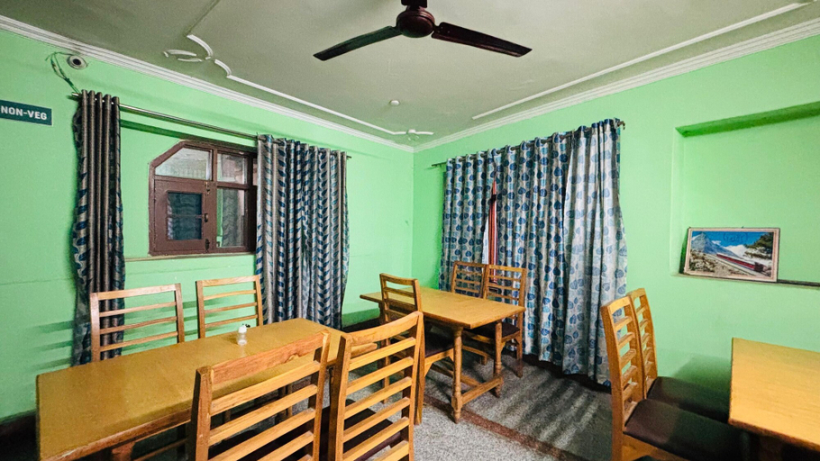 Family dining, Hotel Indra, Srinagar