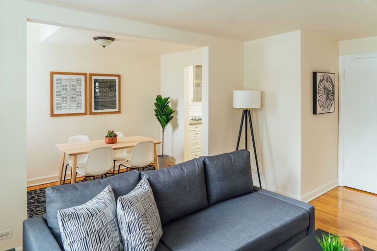 Living area 4, 1BR Modern Apt - Mfield 33-G, Cook