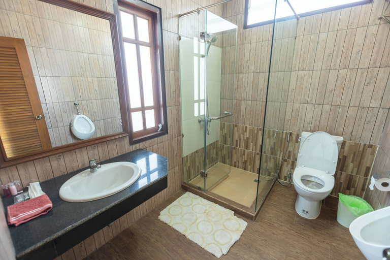 Bathroom 3, Darad Valley, Muak Lek