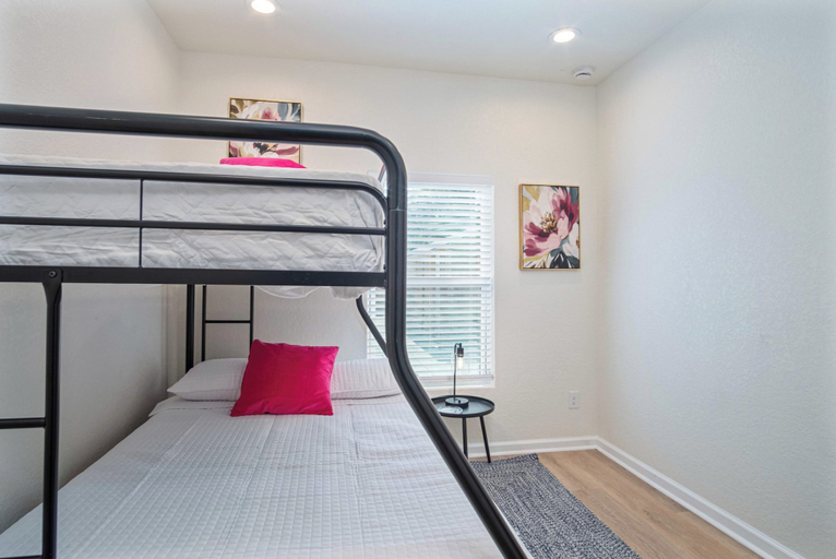 Room 3, Unwind in Style 4br/2ba Quick Access to Downtown!, Bexar