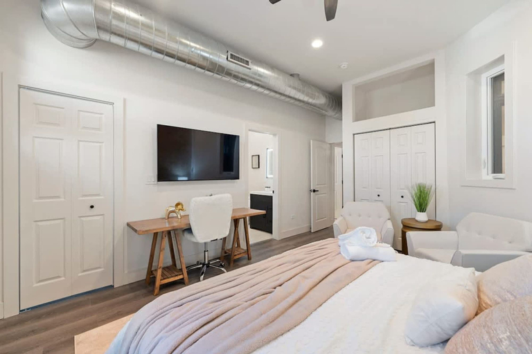 Room 5, Luxury 2BR Condo in Wicker Park, Cook