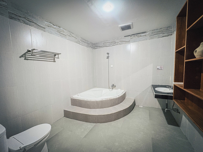 Bathroom 3, Caldera Hotel & Restaurant, Bangli