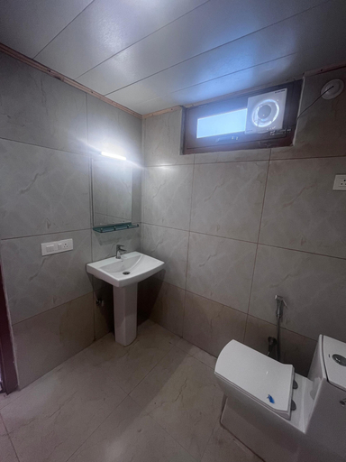 Bathroom 3, Green Woods, Kullu