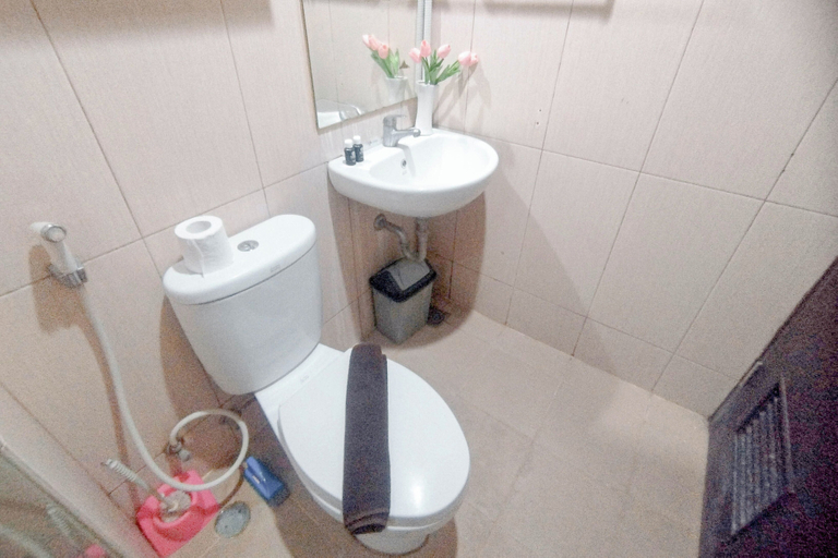 Bathroom 4, Modern And Tiny Studio At Tamansari Papilio Apartment, Surabaya