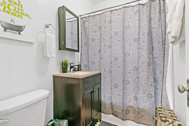 Bathroom 4, Sunlit Studio - Lunt 1429 rep, Cook