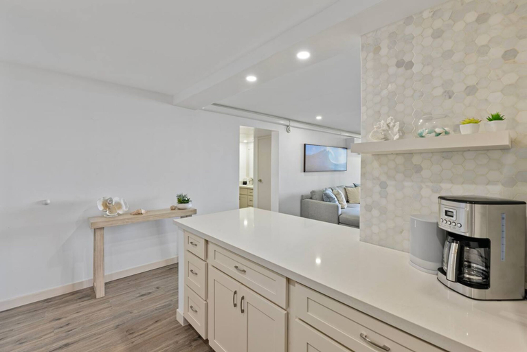 Room 4, Remodeled Luxe Beachfront Escape Ocean Views AC, Maui