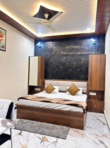 Room 4, S R GUEST HOUSE, Varanasi
