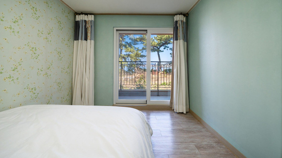 Bedroom 2, Tongyeong Haegando Pension, Geoje