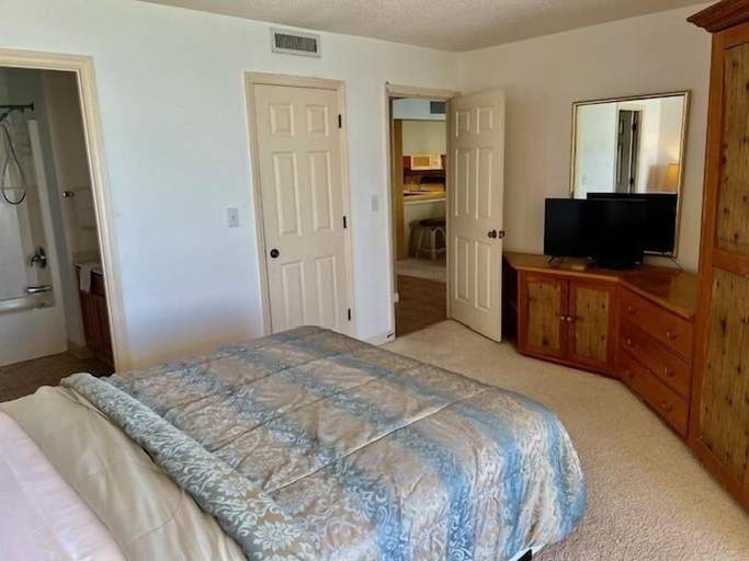 Room 4, 510 Surfmaster 2 Bedroom Condo by RedAwning, Georgetown