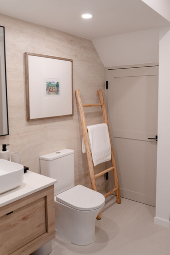 Bathroom 4, Carlton Cove