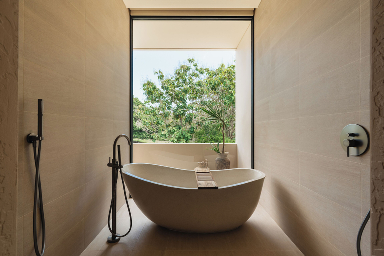 Deep soaking bathtub, Pala House by Alfred in Bali, Badung