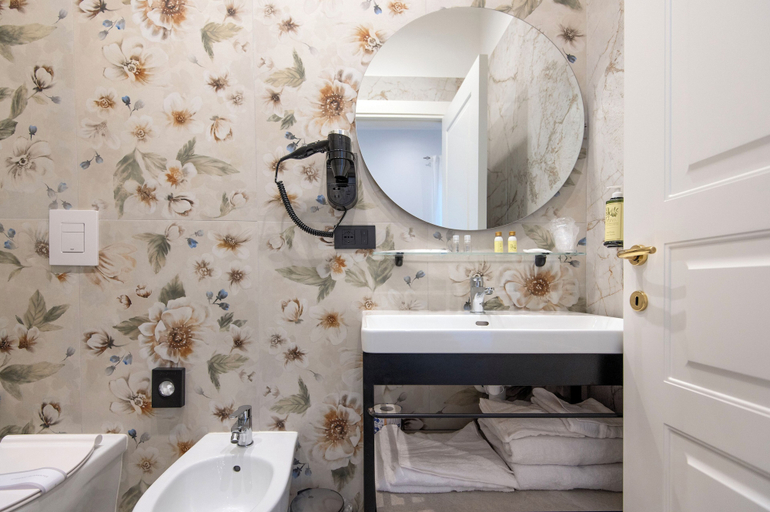 Bathroom 3, Hotel Odeon Napoli, Napoli