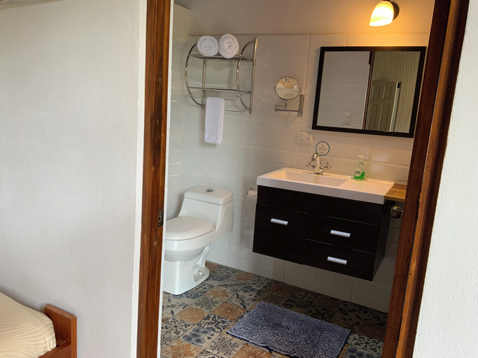 Bathroom 5, Yerbabuena Lodge, Puntarenas