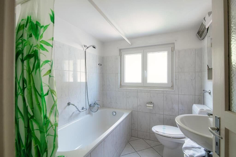 Bathroom, Stèla, Leventina