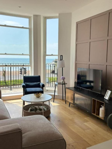 Living area 4, Stunning 3 Bed Apartment By Urban Roost, West Sussex