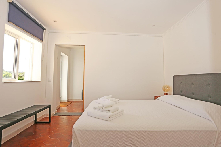 Room 5, S 01 - 1 Bed Apartment in Quinta Silvestre, Lagos