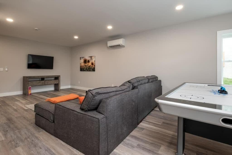 Living area 5, Walkable Downtown 5BR - Hot Tub and Resort Access, Transylvania