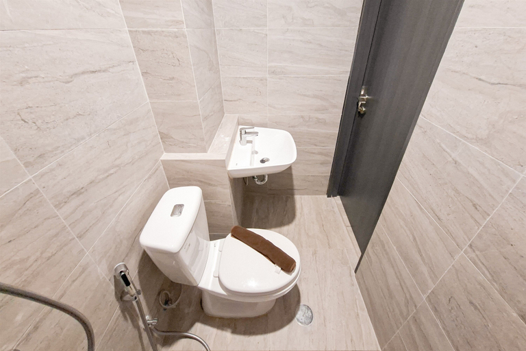 Bathroom 4, Modern Look Studio At Collins Boulevard Apartment, Tangerang