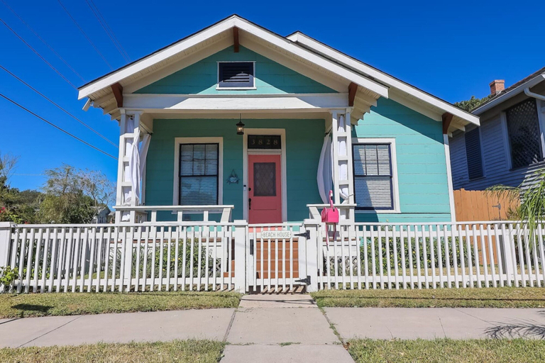 Room 4, Vibrant Bungalow 2 Minutes to the Beach, Galveston