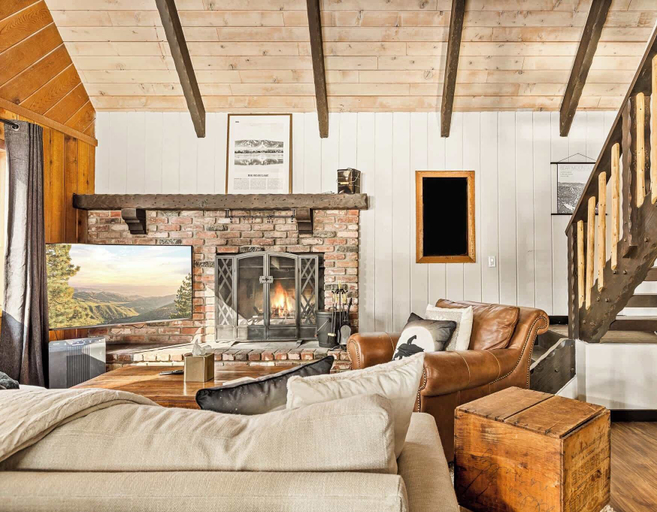 Living area 4, The Hideaway Big Bear, San Bernardino