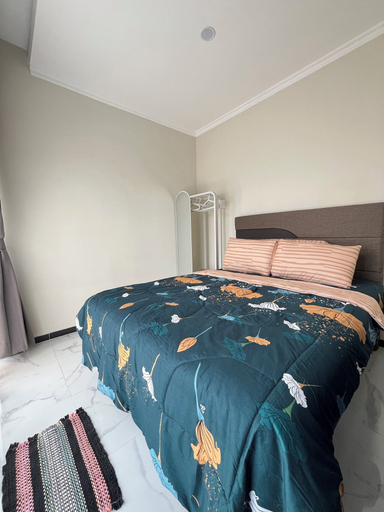 Room 4, Arrayyan Executive Village Complex Batu, Malang