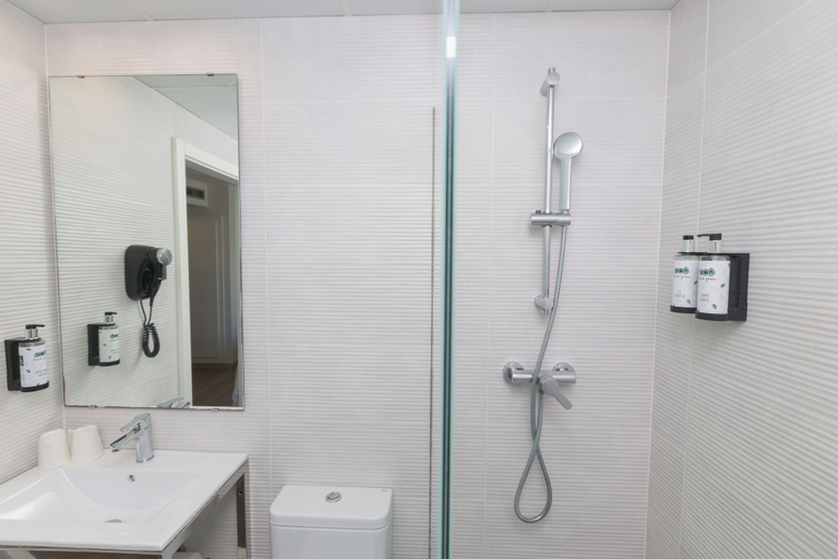 Bathroom 4, Ponient Aparthotel Marinada by PortAventura World, Tarragona